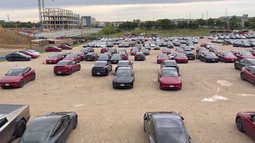 煥新Model Y 網約車蜂擁而至，提車的熱潮揭示AI司機日常另一面